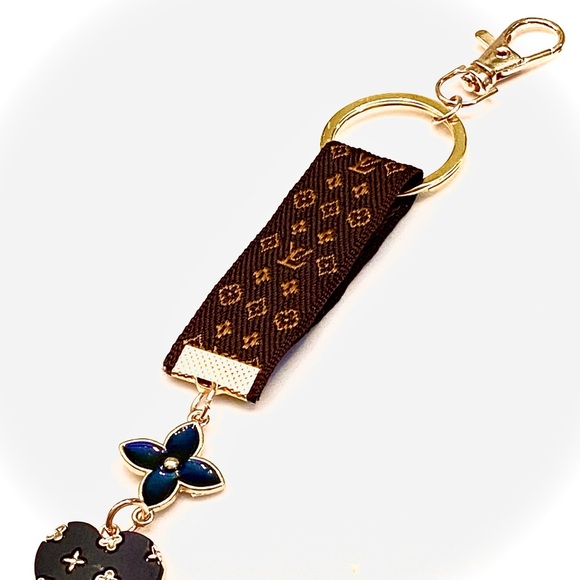 Luxury LV Bag Accessory Purse Heart Logo Charm Keychain - Picture 8 of 8